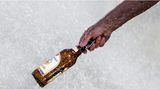 Ein Mann kühlt eine Flasche Helles im Brunnen am Münchner Stachus. Die optimale Trinktemperatur von Bier liegt übrigens bei fünf bis acht Grad Celsius. Der Deutsche Brauer-Bund empfiehlt, kaltes Bier aus dem Kühlschrank direkt in Zeitungspapier einzuwickeln, wenn man es mitnehmen und erst später trinken möchte. Bei den aktuellen Temperaturen jenseits der 30 Grad verspricht aber vermutlich die Brunnen-Variante wirksamere Kühlung.