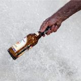 Ein Mann kühlt eine Flasche Helles im Brunnen am Münchner Stachus. Die optimale Trinktemperatur von Bier liegt übrigens bei fünf bis acht Grad Celsius. Der Deutsche Brauer-Bund empfiehlt, kaltes Bier aus dem Kühlschrank direkt in Zeitungspapier einzuwickeln, wenn man es mitnehmen und erst später trinken möchte. Bei den aktuellen Temperaturen jenseits der 30 Grad verspricht aber vermutlich die Brunnen-Variante wirksamere Kühlung.