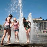 Hitzefrei bekamen die Schülerinnen der Klasse 6D der Neuen Grundschule Potsdam nicht, dafür war die Abkühlung im Brunnen im Berliner Lustgarten nach der letzten Stunde umso erfrischender. Der Park dient übrigens bereits seit dem Jahr 1471 der Erholung der Städter. 
