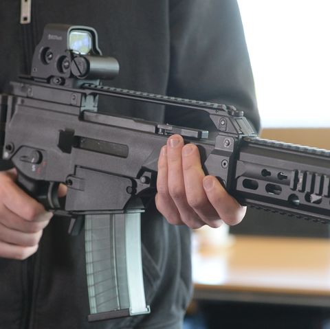 Ein Mann hält ein Sturmgewehr G36 in der Hand
