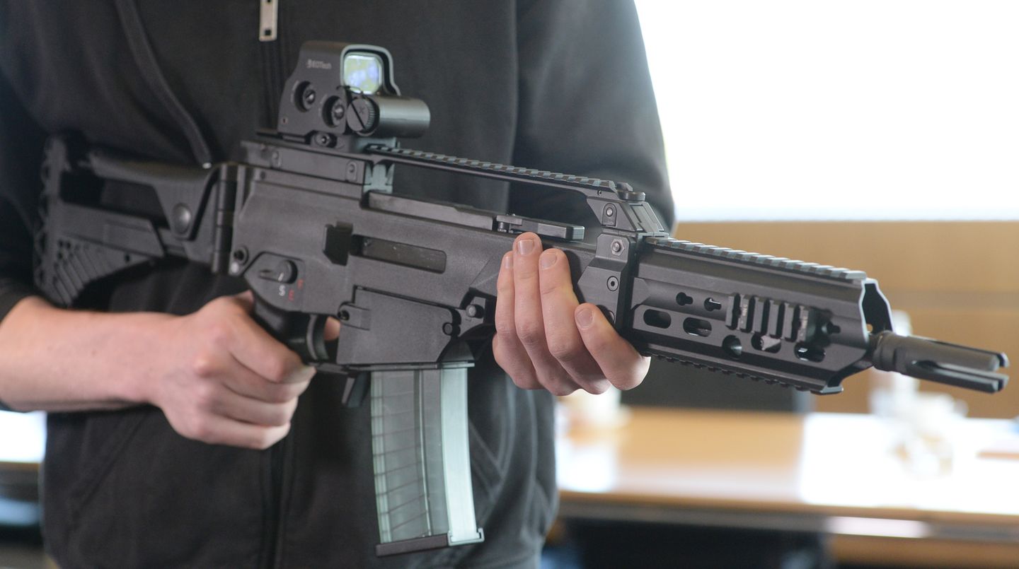 Ein Mann hält ein Sturmgewehr G36 in der Hand