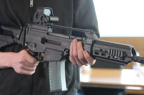 Ein Mann hält ein Sturmgewehr G36 in der Hand