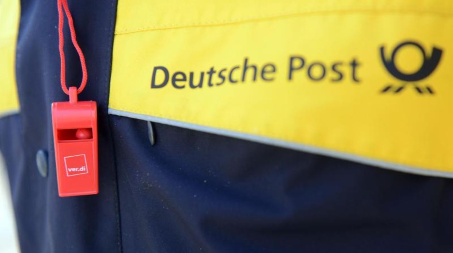 Ein Mitarbeiter der Deutschen Post demonstriert im Rahmen eines Warnstreiks der Gewerkschaft Verdi.