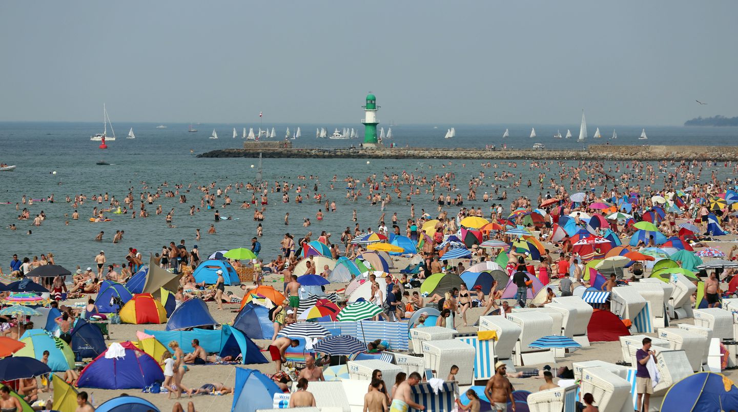 Tausende Badegäste suchen Abkühlung am Strand von Warnemünde in Mecklenburg-Vorpommern