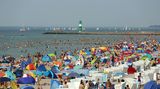 Tausende Badegäste suchen Abkühlung am Strand von Warnemünde in Mecklenburg-Vorpommern