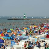 Tausende Badegäste suchen Abkühlung am Strand von Warnemünde in Mecklenburg-Vorpommern