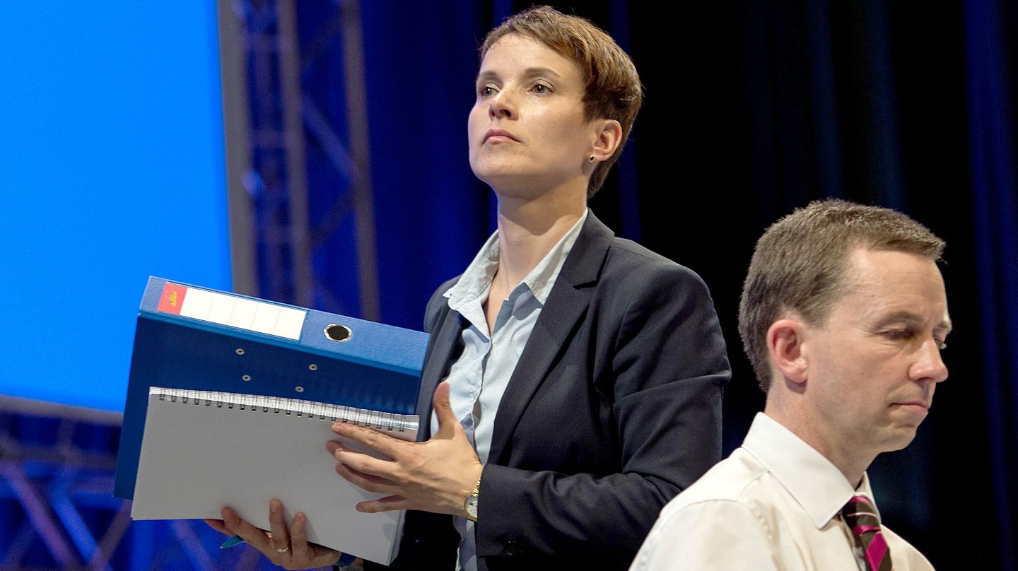 Frauke Petry und Bernd Lucke beim außerordentlichen Bundesparteitag der AfD in Essen