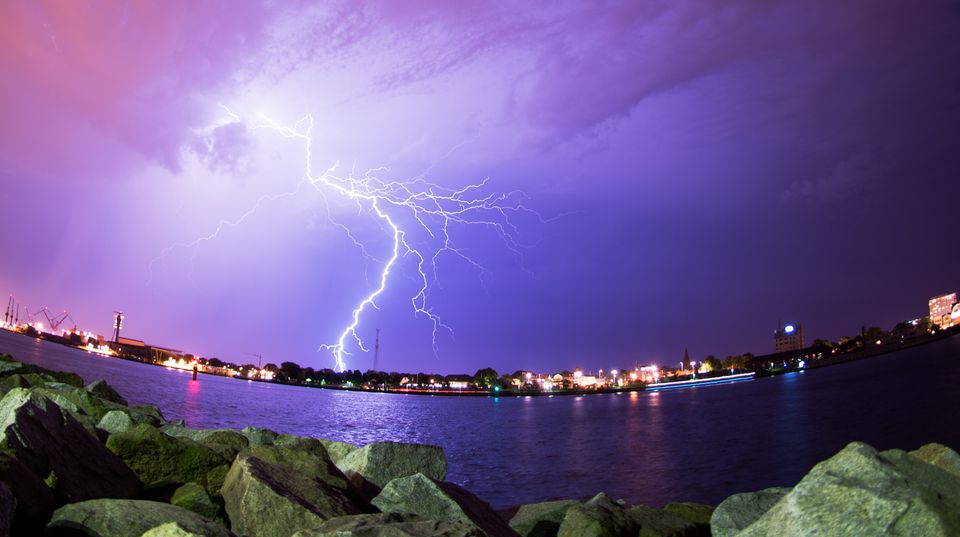 Gewitter in Rostock Ein Gewitter über dem Hafen von Rostock