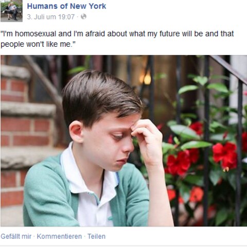 Ein kleiner Junge sitzt auf einer Stufe und weint