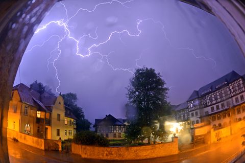 Blitze über einer Kleinstadt