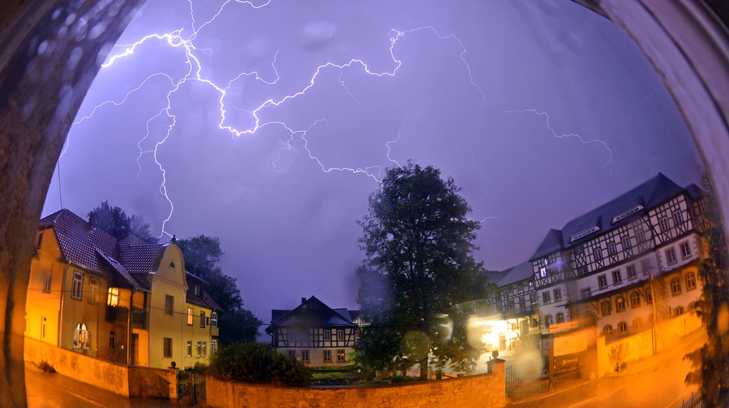 Blitze über einer Kleinstadt