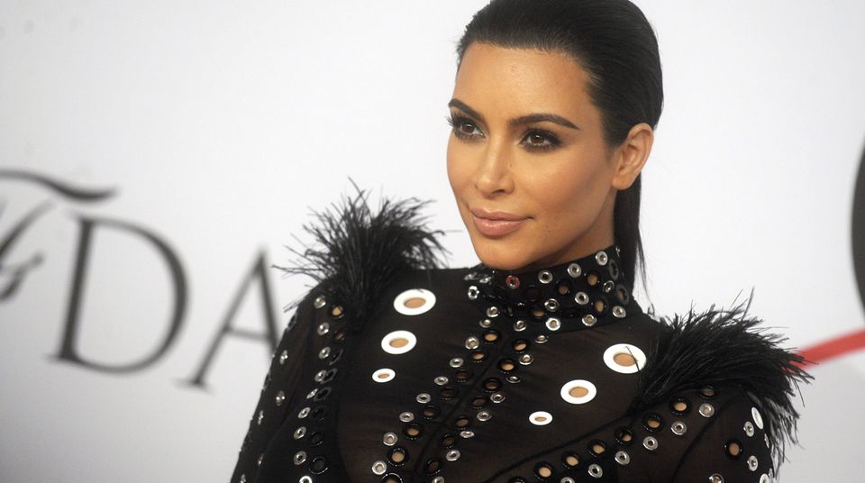 "Rolling Stone"-Interview: Kim Kardashian hat mit dem Magazin "Rolling Stone" über die Geschlechtsangleichung ihres Stiefvaters gesprochen Kim Kardashian hat mit dem Magazin "Rolling Stone" über die Geschlechtsangleichung ihres Stiefvaters gesprochen
