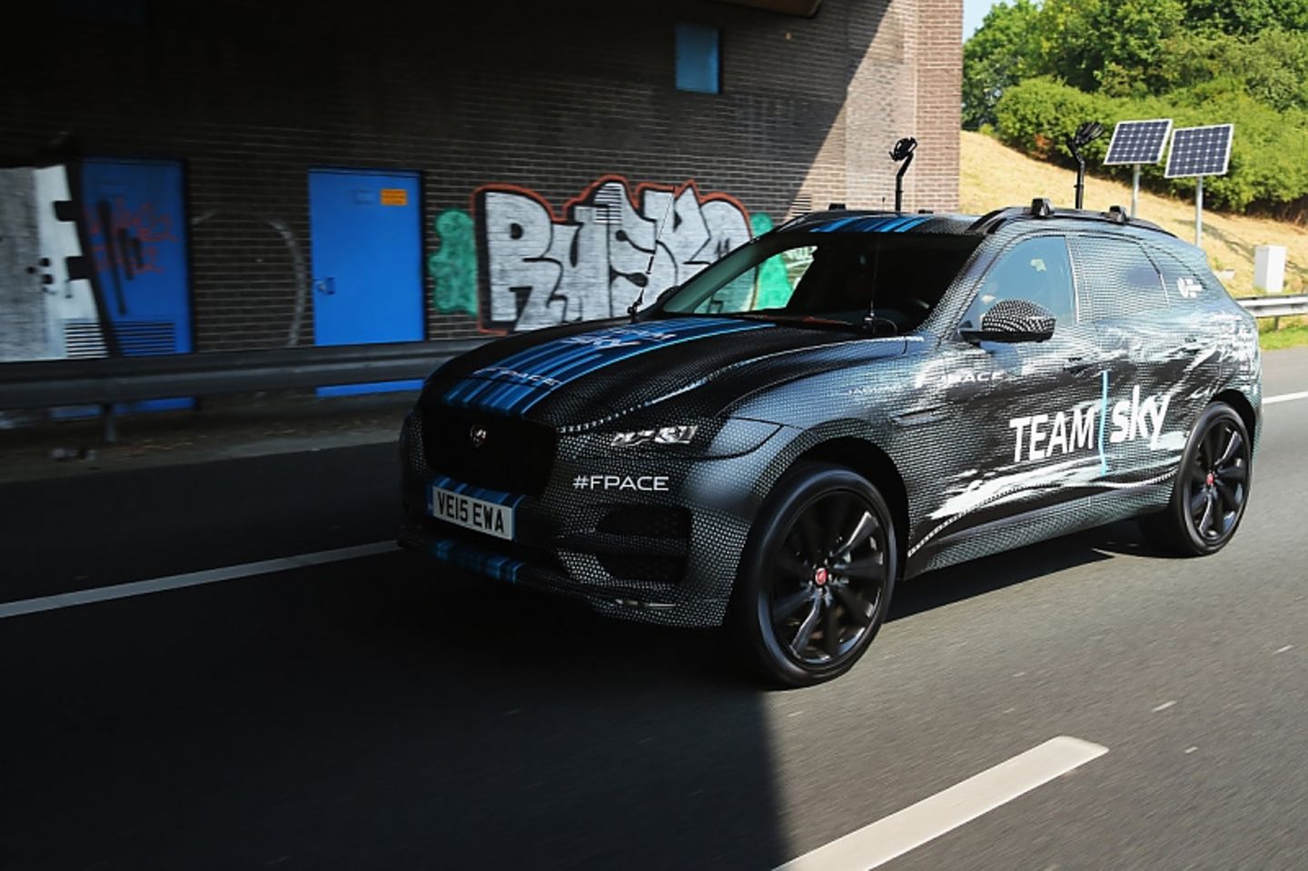 Jaguar F-Pace auf der Tour de France 2015