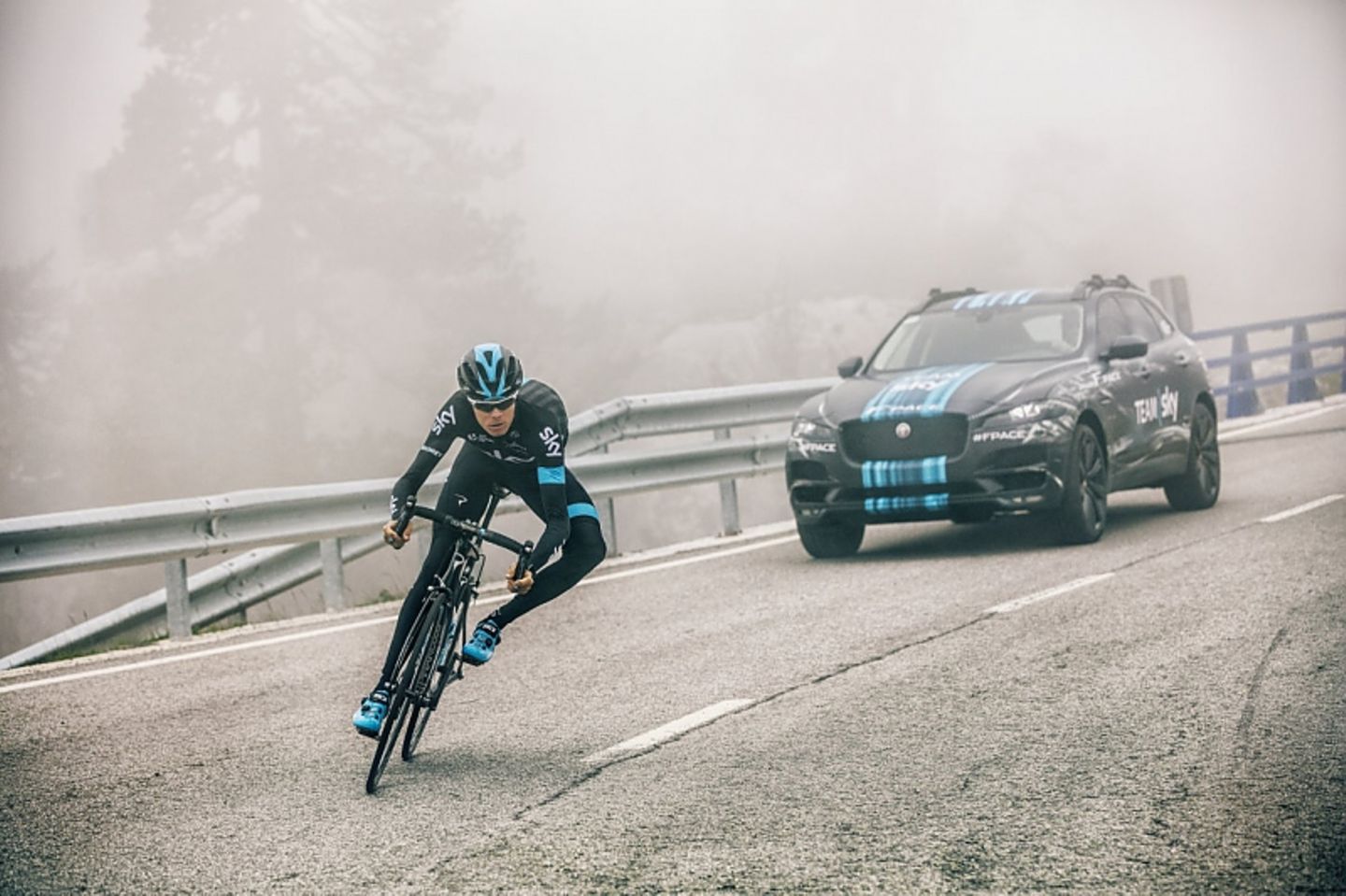 Jaguar F-Pace auf der Tour de France 2015