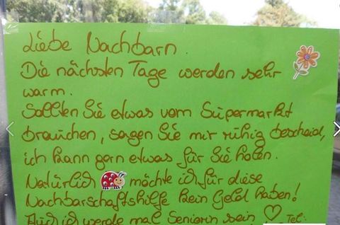 Mit diesem öffentlichen Aushang bietet eine hilfsbereite Nachbarin an, älteren Menschen beim Einkaufen zu helfen.