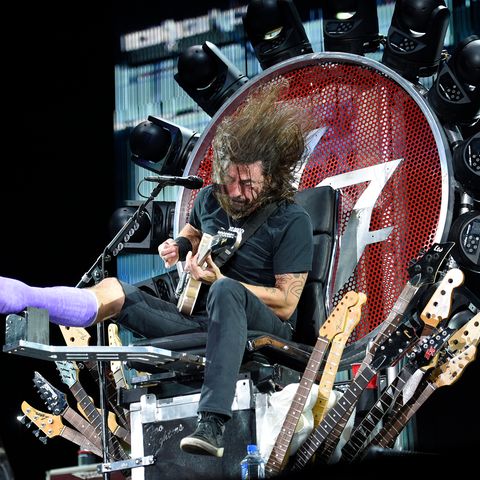 Foo Fighters Frontmann Dave Grohl rockt die Bühne in Washington im Sitzen
