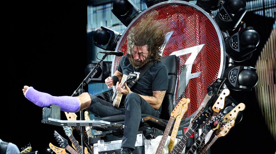 Foo Fighters Frontmann Dave Grohl rockt die Bühne in Washington im Sitzen