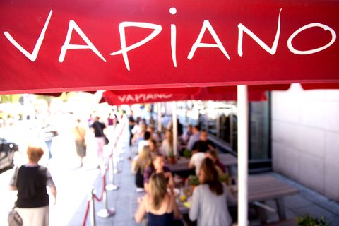 Die Restaurantkette Vapiano soll nachträglich die Arbeitszeit von Mitarbeitern manipuliert haben. Jetzt entschuldigt sich das Unternehmen. 