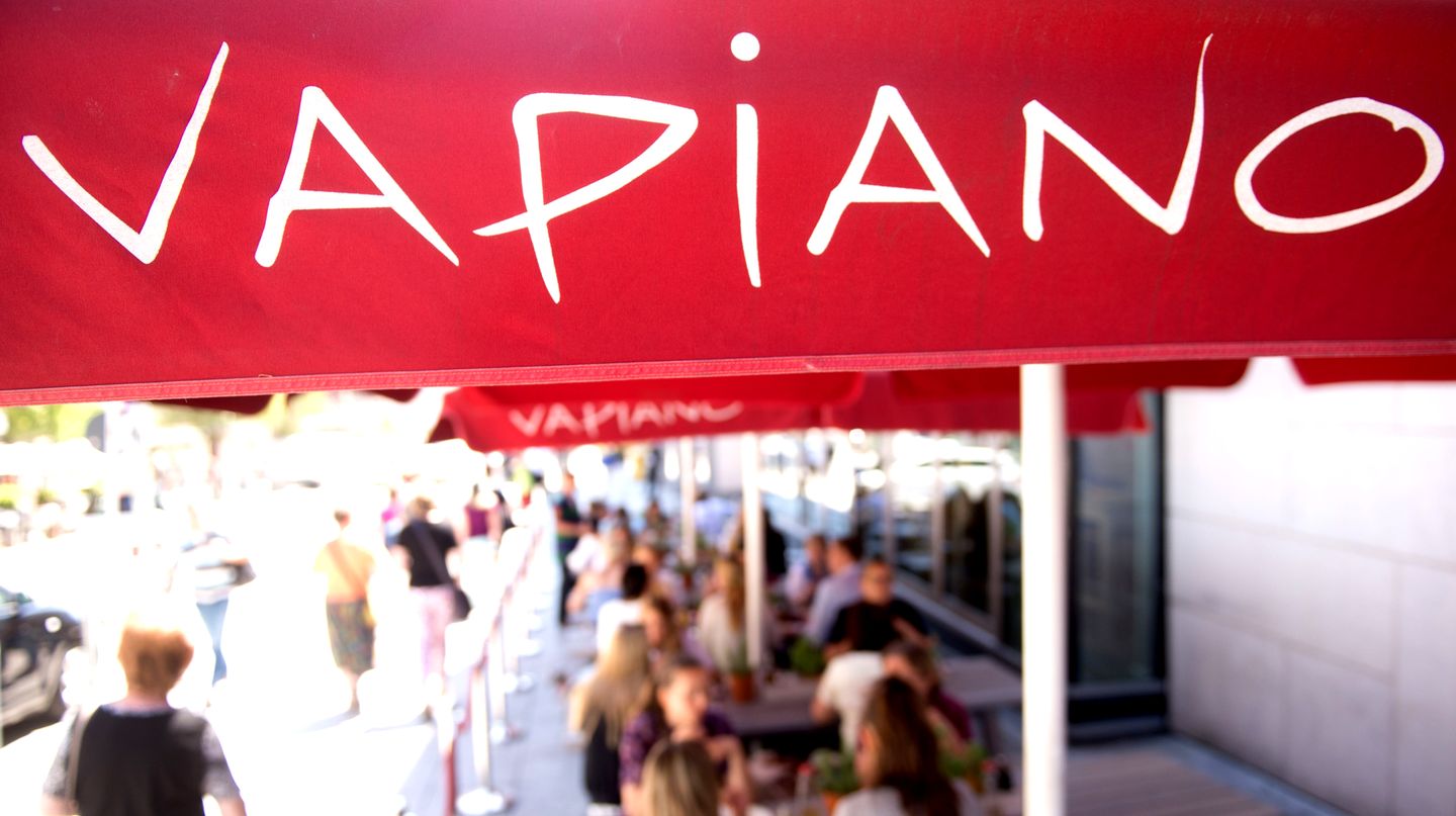 Die Restaurantkette Vapiano soll nachträglich die Arbeitszeit von Mitarbeitern manipuliert haben. Jetzt entschuldigt sich das Unternehmen. 