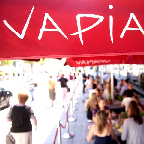Die Restaurantkette Vapiano soll nachträglich die Arbeitszeit von Mitarbeitern manipuliert haben. Jetzt entschuldigt sich das Unternehmen. 