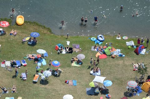 Menschen sonnen sich in Freiburg