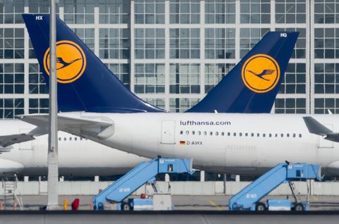 Zwei Flugzeuge der Lufthansa auf dem Münchner Flughafen