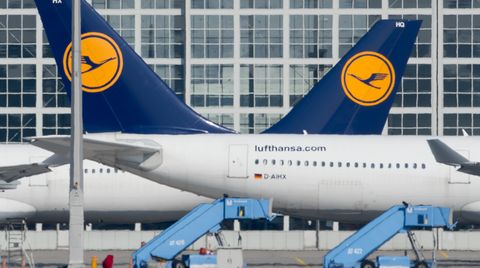 Zwei Flugzeuge der Lufthansa auf dem Münchner Flughafen