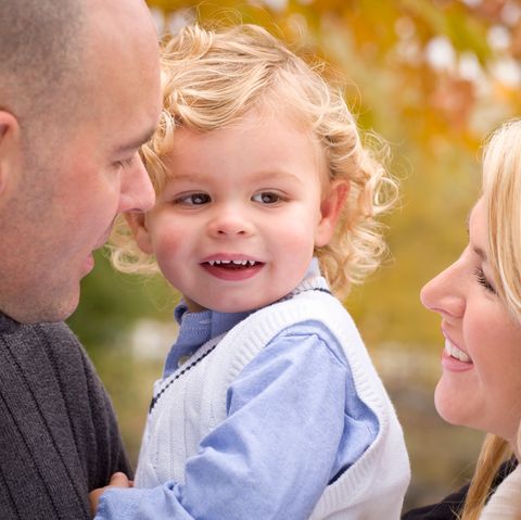 Mama und Papa strahlen ihr Kind an