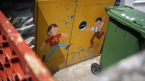 Auf die Mülltonnen-Türen der Mainzer Kita sind spielende Kinder gemalt