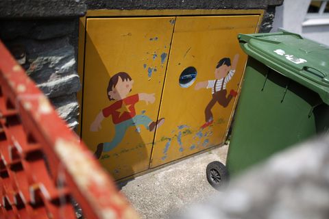 Auf die Mülltonnen-Türen der Mainzer Kita sind spielende Kinder gemalt