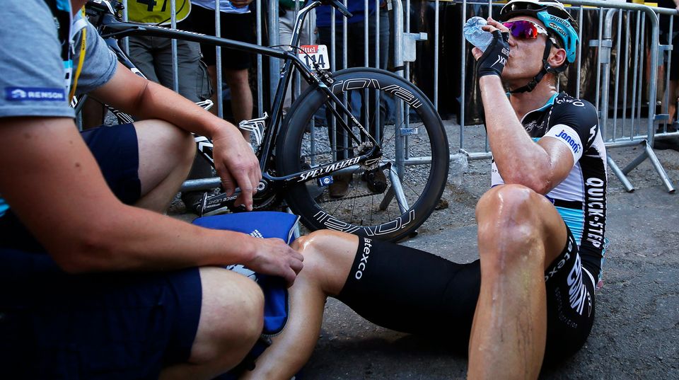 Ein erschöpfter Tony Martin muss sichnach der dritten Tour-Etappe  erstmal ausruhen