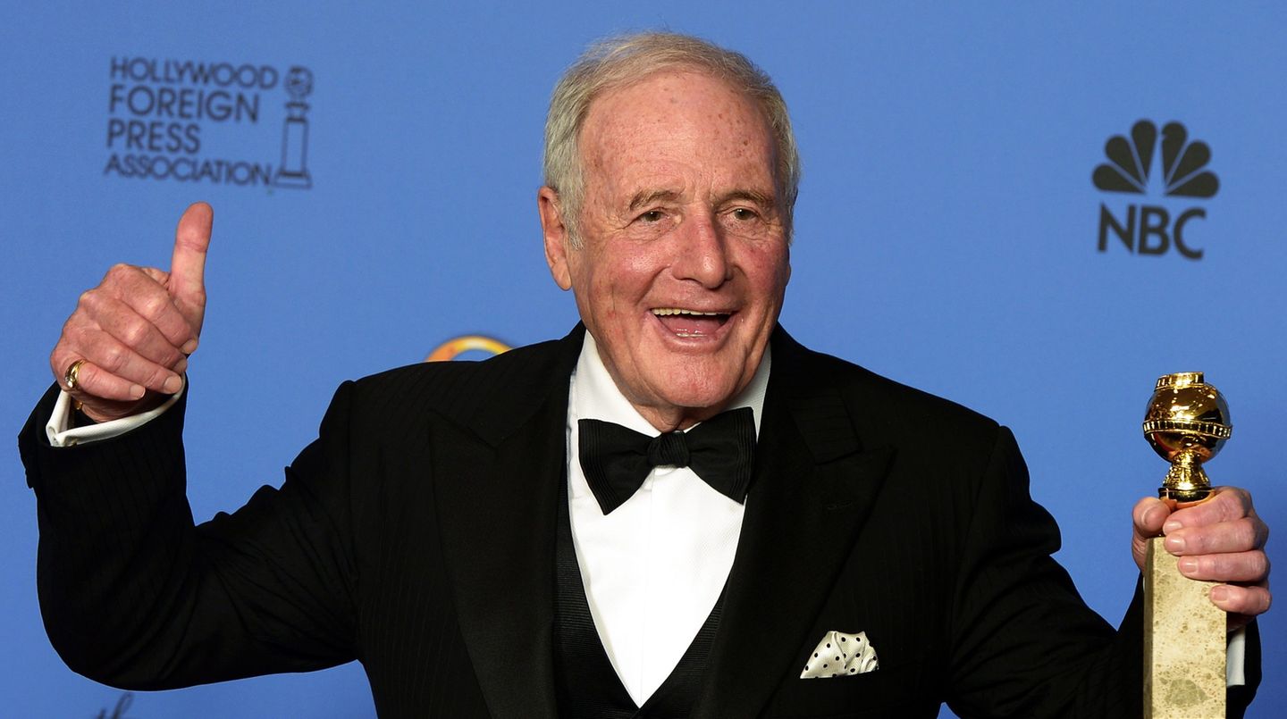 Produzent Jerry Weintraub mit einem Golden Globe in der Hand und einem Lachen im Gesicht
