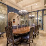 Esszimmer mit Tapeten aus Aligatorenhaut