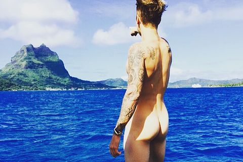 Justin Bieber nackt auf einem Boot