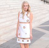 Von vorn wirkt das Kleidchen recht adrett, der Popoblitzer lässt sich nicht erahnen.