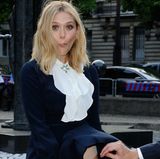 Schauspielerin Elizabeth Olsen erlebt in Paris ihren Marilyn-Monroe-Moment. Am Rande eines Modevents fliegt der 26-Jährigen das Kleid hoch und lässt ihre hautfarbene Unterhose hervorblitzen.