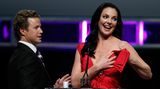 Katherine Heigl will eigentlich einen Preis für ihre schauspielerische Leistung entgegennehmen, stattdessen muss sie einen Busenblitzer verhindern, als ihr mitten auf der Bühne das Kleid reißt.