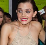 Oops, da ist ihr das Kleid verrutscht! Schauspielerin Emma Watson zeigt bei einer Filmpremiere aus Versehen ihre abgeklebten Brustwarzen.