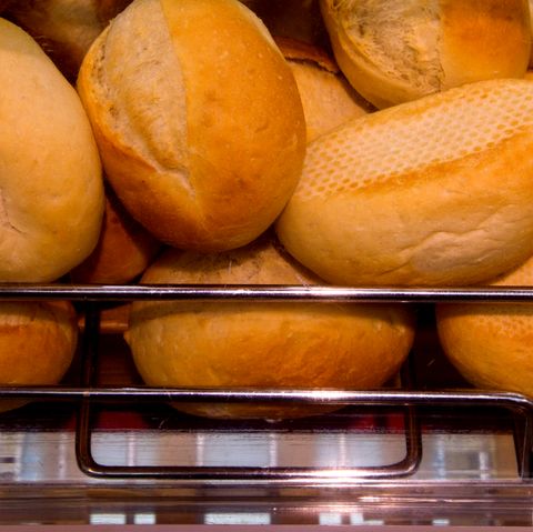 Sind die Billig-Brötchen aus dem Supermarkt wirklich Backwaren? Aldi liegt mit dem deutschen Bäckerhandwerk über Kreuz. Der Streit beschäftigt ein Gericht. 