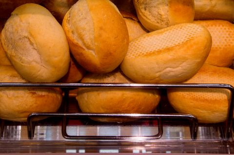 Sind die Billig-Brötchen aus dem Supermarkt wirklich Backwaren? Aldi liegt mit dem deutschen Bäckerhandwerk über Kreuz. Der Streit beschäftigt ein Gericht. 