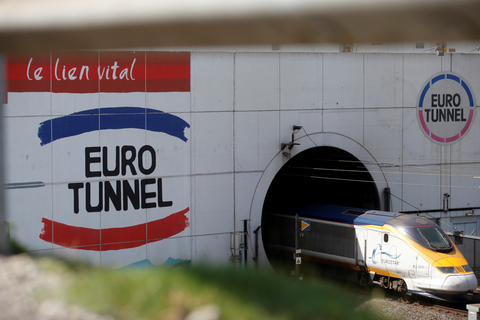 Ein Eurostar-Zug kommt bei Calais in Frankreich aus dem Eurotunnel
