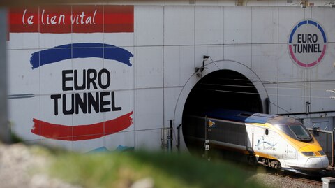 Ein Eurostar-Zug kommt bei Calais in Frankreich aus dem Eurotunnel