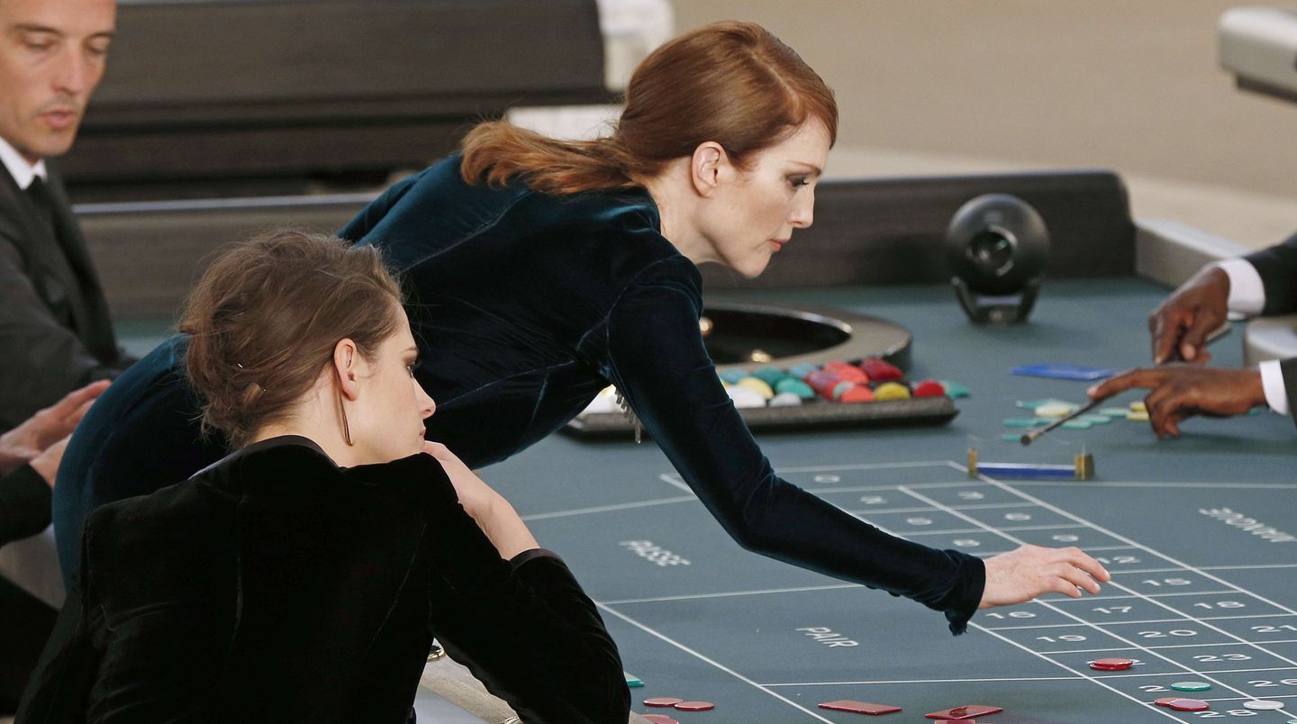 Die Schauspielerinnen Julianne Moore und Kristen Stewart (l.) gehören zu den Stargästen und spielen am Roulette-Tisch kräftig mit.