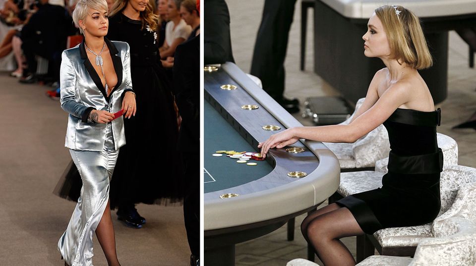 Sängerin Rita Ora kommt im tief dekolletierten Kostüm, Lily Rose Depp sitzt im kleinen Schwarzen am Spieltisch