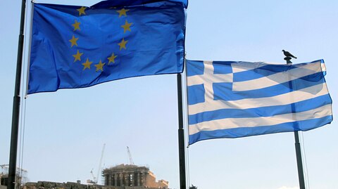 Die Europa- und die griechische Flagge vor der Akropolis