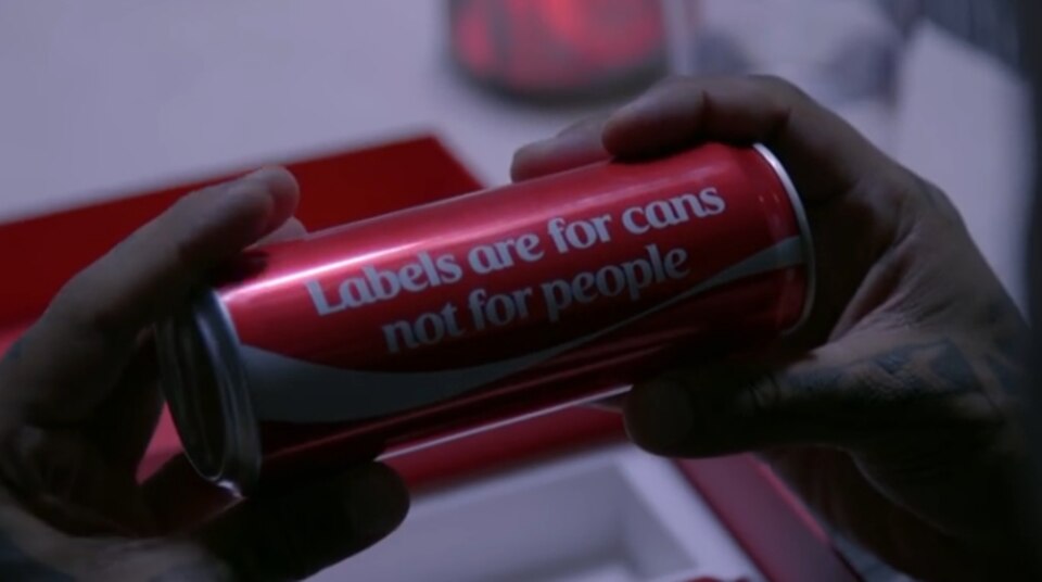 Nur ein Spruch verrät, warum Coca Cola bei den Dosen auf seinen Markennamen verzichtet