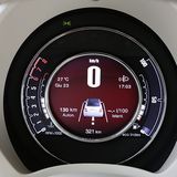 Auf Wunsch steht ein TFT-Tacho bereit.