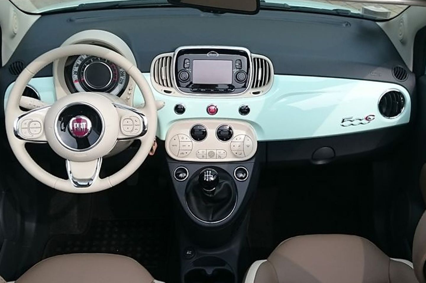 Das Cockpit des Fiat 500 C.