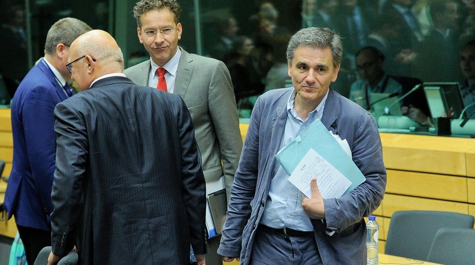 Ohne schriftliche Vorschläge geht Euklid Tsakalotos aus dem Treffen der 19 Euro-Finanzminister Euklid Tsakalotos hält steht nach dem Treffen der Euro-Finanzminister auf. Sein Notizzettel klemmt sichtbar an seiner Mappe