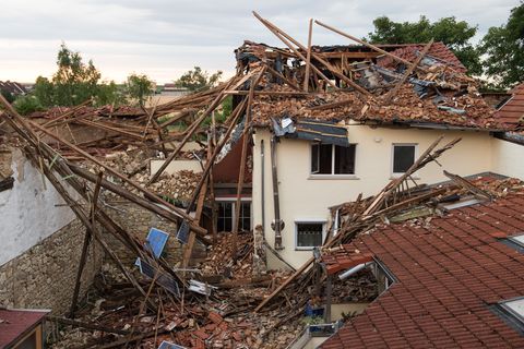 Völlig zerstört ist ein Wohnhaus in Framersheim nach einem Tornado